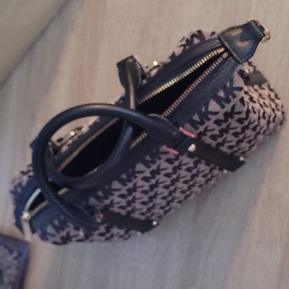 Micheal Kors Monogram Purse for Fall - Picture 9 of 12